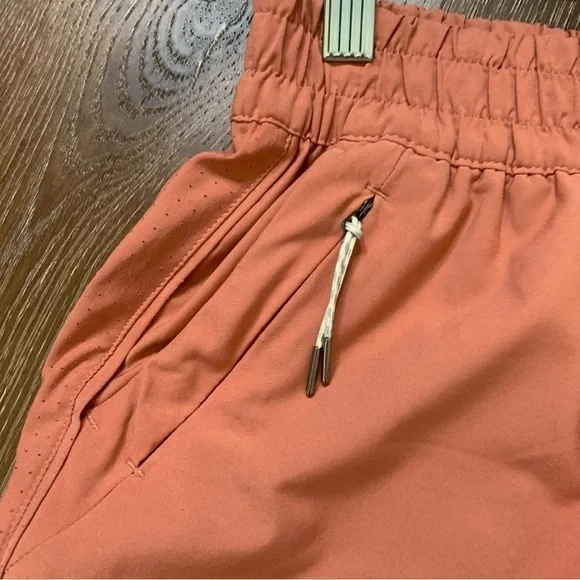 Vuori Womens athletic Dash shorts pockets S - Picture 6 of 8